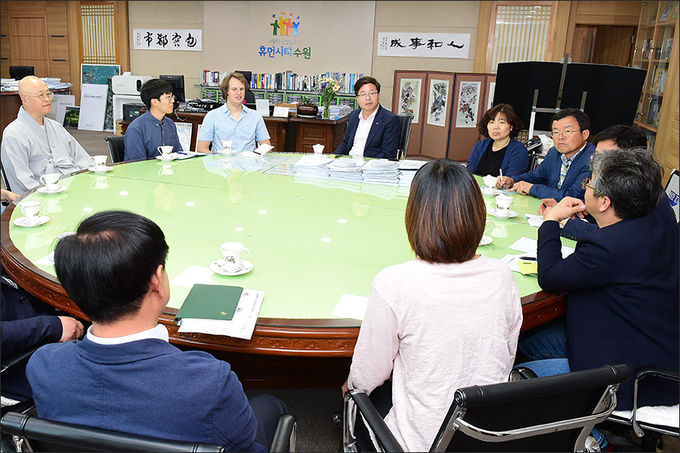 염태영 수원시장(가운데)이 5월 31일 수원시장 집무실에서 수원청개구리 전문가, 환경단체 관계자들에게 수원청개구리 서식지 보전을 위해 협력해줄 것을 당부하고 있다.