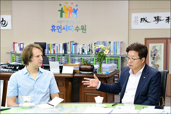 ‘수원청개구리 서식지 보전을 위한 워크숍’ 참가자들이 다함께 기념촬영을 하고 있다.