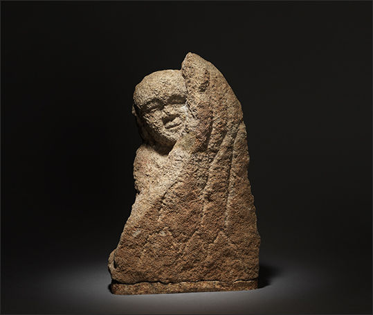바위 뒤에 앉은 나한, 고려말~조선초, 높이 39.9cm, ⓒ국립춘천박물관