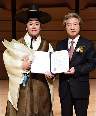 대통령상을 받는 이승훈 씨