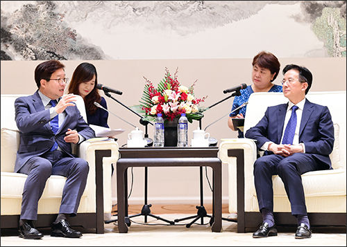 환담하는 염태영 시장(왼쪽)과 천웨이창 항저우시 부시장