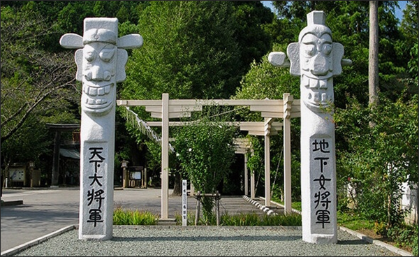 1,300년 된 일본 사이타마현 ‘고마신사’(高麗神社) 들머리에는 2005년 재일본대한민국민단이 한일국교정상화 40주년을 핑계거리로 내세워 품바를 연상시키는 '장승?'(法首)을 세워놓고 자랑거리로 삼고 있다.