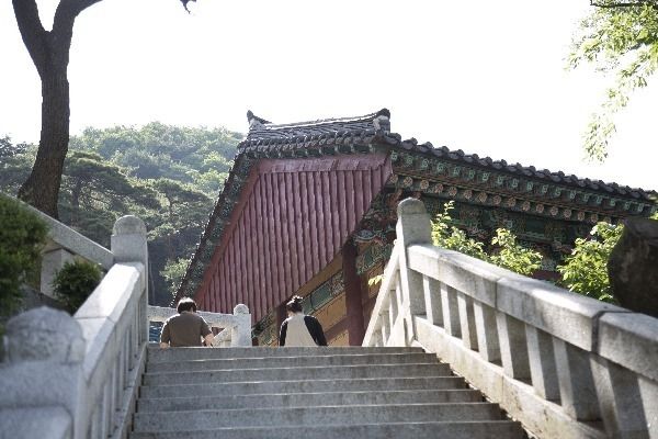 계단을 올라 삼막사 경내로