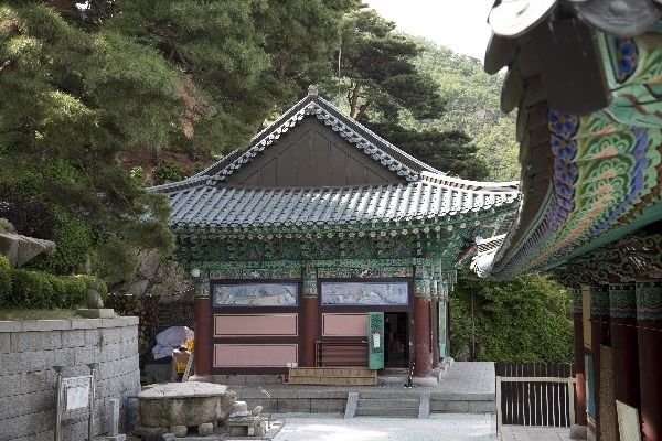 천불전 옆면, 아래 왼쪽에는 물을 담아 두는 큰 석조가 있다.
