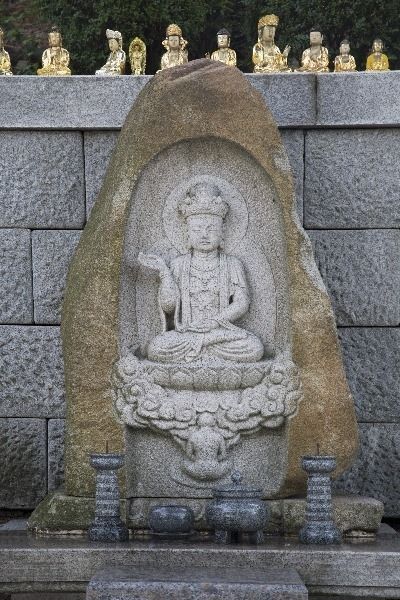 새로 조성한 석조 관음보살