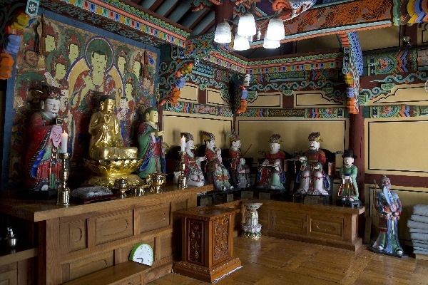 명부전내 지장보살과 지옥에서 심판하는 십왕들, 명부전은 조상의 천도재를 지낼 때 주로 활용하는 전각으로, 윤회를 끊지 못한 사람들이라면 반드시 거쳐야 할 단계별 지옥의 대왕들이기에 거칠 때 거치더라도 쉽게 빨리 지나길 기원한다. 그런데 일반사람은 못가는 곳이지만, 지장보살은 모든 지옥을 자유로 왕래할 수 있다고 하니, 지옥에서 고생하는 중생들의 구세주로 지장보살을 모시고 있는 것이다.