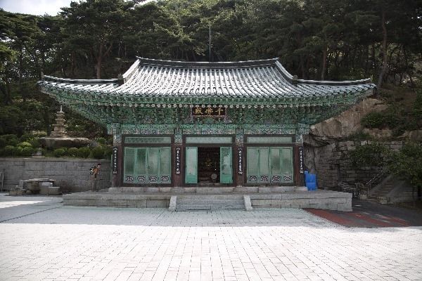 최근에 건립한 천분의 부처를 모신 천불전 정면
