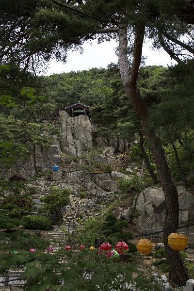 아래에서 올려 본 삼막사 원효굴