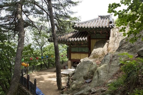 칠성각 옆모습, 칠성각은 바위에 맞닿았고, 그 바위에 치성광여래 삼존불이 새겨져 있다. 그 바위를 감싸고 집이 지어진 것.
