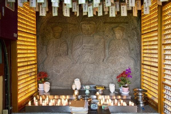 칠성각내 바위에 새긴 치성광여래외 좌우협시보살(일광보살 월광보살) 치성광여래는 북극성처럼 변하지 않는 천체의 중심을 부처님으로 모신 것이고, 일광보살은 낮에 빛을 발하는 태양, 월광보살은 밤에 빛을 비추는 달을 의미한다.