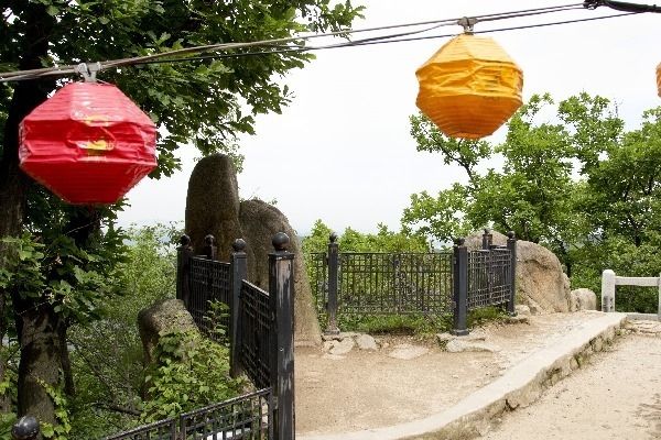 칠성각 앞에 서있는 남근석 여근석, 자식 점지를 바라는 신도들은 칠성각에 들러 기도하고 이곳에서도 기도한다.