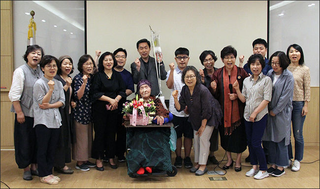 오희옥 지사의 병문안을 온 학교도서관문화운동네트워크 회원들에 둘러쌓여 잠시나마 즐거운 시간을 보낸 오희옥 지사