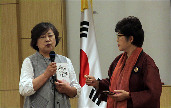 학교도서관문화운동네트워크 김경숙 대표가 이날 모임을 주선한 의의를 말하고 있다. 옆은 기자