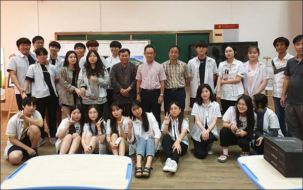 “스승님, 들꽃, 인연 그리고 새광복”이란 제목의 기념강좌를 마치고 행사에 참석한 사람들과 함께