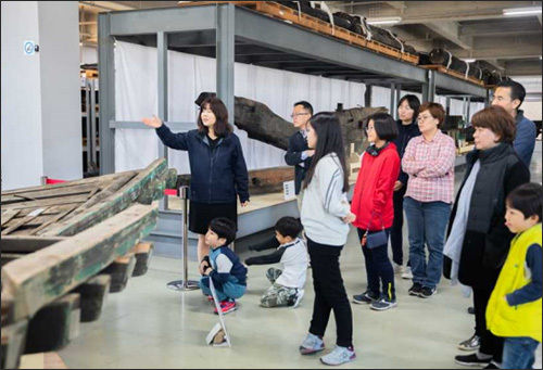 제2수장고에서 부재에 대해 설명을 듣고 있는 참가자들