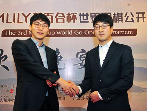 3회 몽백합배 결승 전 악수를 하고 있는 박정환(왼쪽) 9단과 박영훈 9단(자료사진)