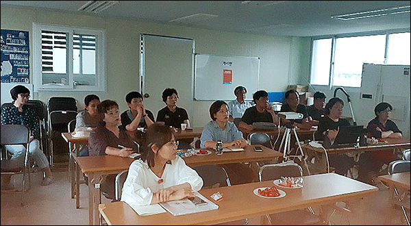 충북지역 여성독립운동가 강연을 열심히 듣고 있는 참석자들