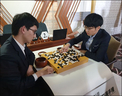 신진서 9단(오른쪽)이 딩하오 6단을 꺾고 국제기전 첫 우승을 거머쥐었다