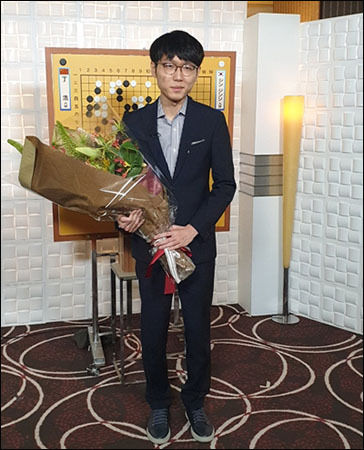 TV바둑아시아선수권에서 첫 우승한 신진서 9단