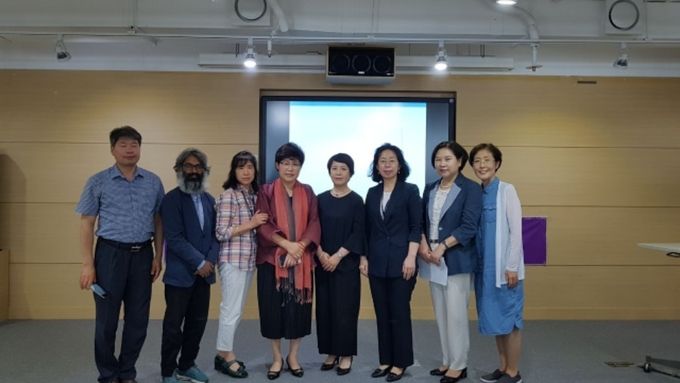 강의를 마치고, 왼쪽 두번째가 네루대학의 산토쉬 교수, 오른쪽 세번째가 국립여성사전시관 기계형 관장