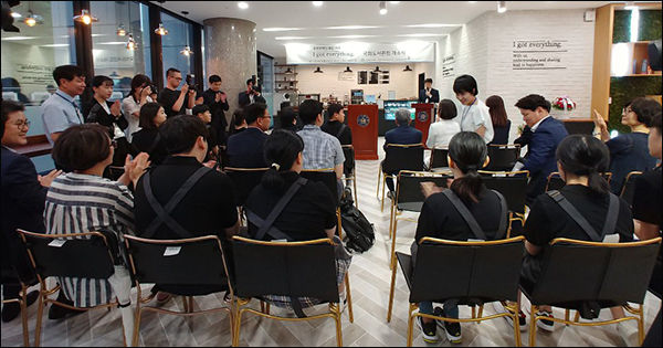도서관 1층 입구에는 까페 개관식도 있었다.
