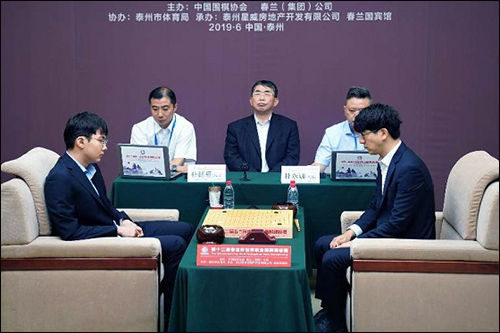 박정환 9단(왼쪽)이 결승2국서 박영훈 9단에게 역전승을 거두며 우승을 결정지었다.