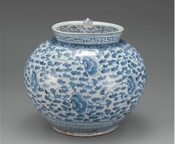 백자 청화 넝쿨무늬 항아리, 조선 19세기, 높이 19.4cm, 국립중앙박물관