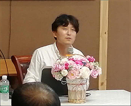 “핸드폰촬영기법” 강의를 하는 박군걸 작가