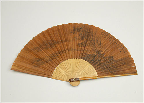 접부채, 1901, 부채 위에 심전(心田) 안중식(安中植, 1861-1919)의 산수화(山水畵)가 수묵담채로 그려져 있다.