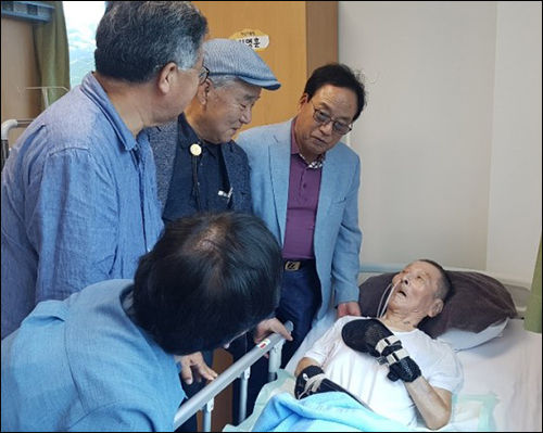 민학회를 이끌어주셨던 신영훈 선생은 병상에 계신다.(사진제공 황평우)