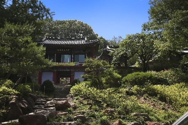 대웅전 앞 누각