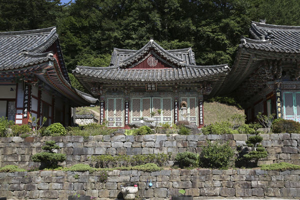 원통보전 정면모습, 건물의 지붕을 특이하게 十자형으로 하였다. 원통보전에는 관세음보살을 모셨다.