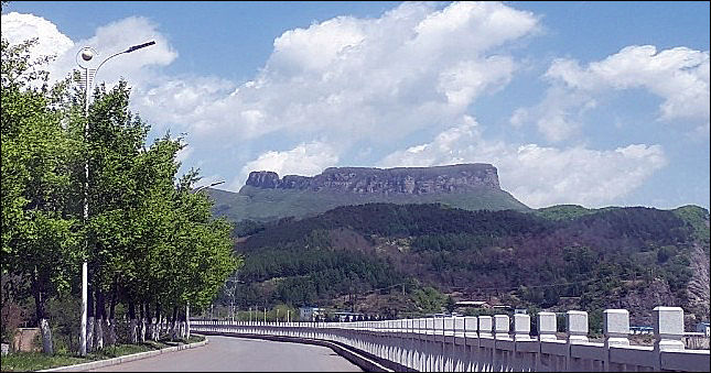 멀리서 바라볼 수 밖에 없었던 '오녀산성'