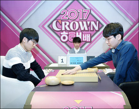 2017 크라운해태배 결승3번기 최종국에서 박정환 9단(오른쪽)이 신진서 9단을 꺾고 두 선수간의 첫 타이틀전을 승리로 장식했다(자료사진).
