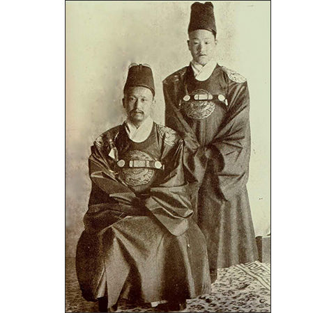 익선관에 곤룡포 차림의 고종과 순종(1888년 무렵), 1988년 한국을 여행했던 샤를르바라(Louis Charles Varat, 1842~1893년)의 책(1892)에 실려 있다.