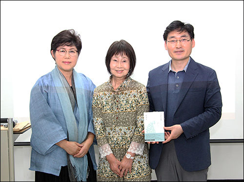 이날 특별 손님으로 참석한 우에노 미야꼬 시인은 윤동주 시인의 시를 일본어로 번역한 사람으로 이날 자신의 책을 전유상 회장에게 선물로 주었다. 왼쪽부터 이윤옥 강사, 우에노 미야꼬 시인, 전유상 강원도 참가정실천운동본부장