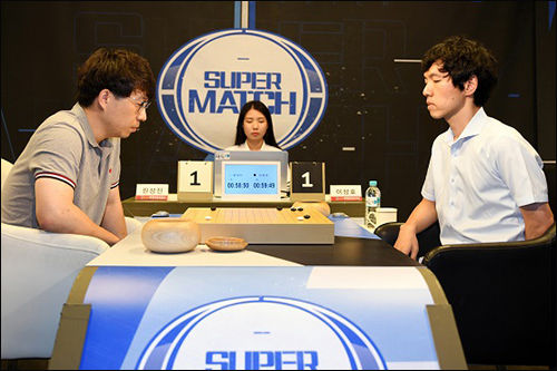 이창호 9단을 꺾고 8년 만에 태극마크를 단 원성진 9단(왼쪽)