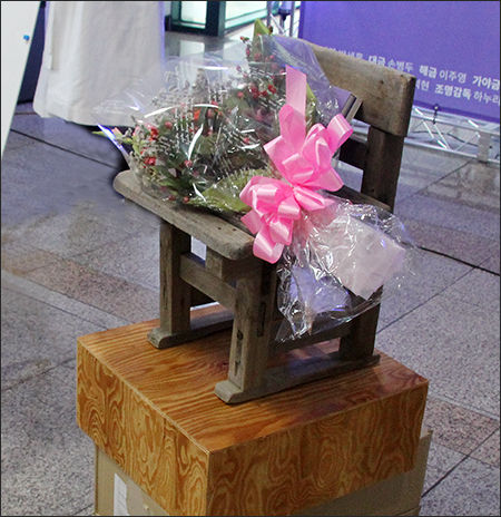 고 이재욱 선생을 상징하는 걸상에 기념음반을 올려드렸다.