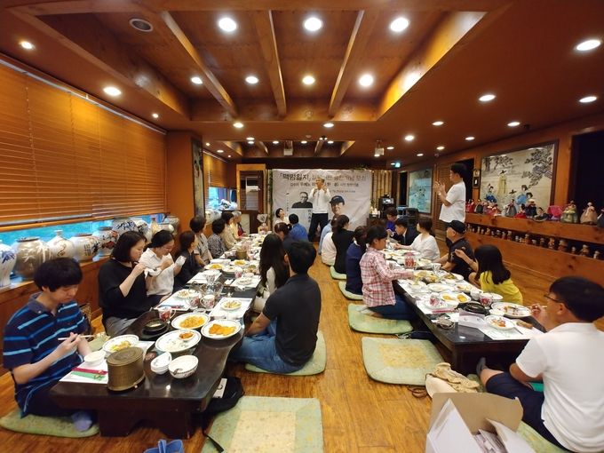 축하객들이 식사를 하면서 일본어판 《백범일지》 를 남긴 류의석 선생을 추모했다.