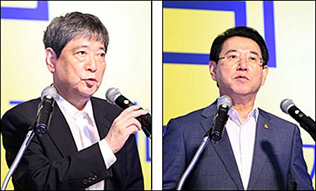 대회사를 대독하고 있는 한상열 한국기원 부총재(왼쪽), 축사를 하고 있는 김영록 전라남도 도지사