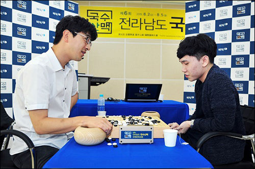 전라남도 국수산맥 국내토너먼트 결승 직후 복기 장면. 박영훈 9단(왼쪽)이 한승주 5단에게 불계승하며 첫 우승을 거뒀다