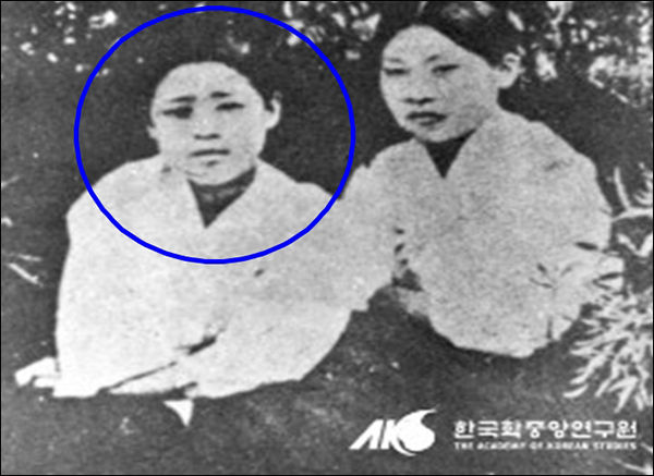 광주자고등보통학교생 박기옥(좌)과 동교생 이광춘(우), (출처 : 한국학중앙연구원)