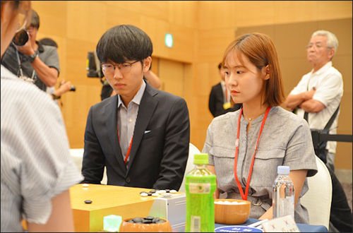 준우승을 차지한 신진서 9단(왼쪽), 오유진 6단 짝(사진제공-국제페어바둑협회)