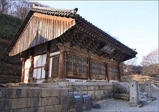 보물 제2036호 안성 칠장사 대웅전 전경