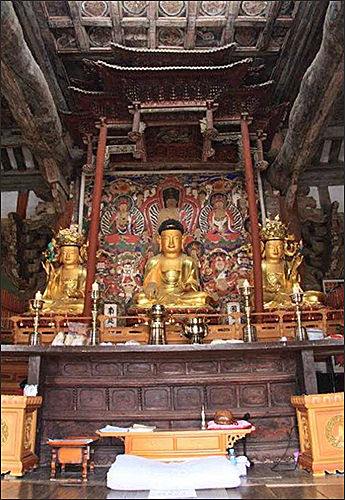 목조석가삼존불좌상(경기도 유형문화재 제213호)과 닷집