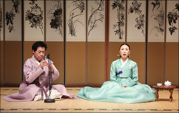 최경만 명인의 피리 반주에 맞춰 <관산융마>를 하는 유지숙 명창