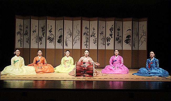유지숙 명창의 장단에 맞춰 <향산록>을 부르는 장효선, 김유리, 류지선, 전소현, 김초아