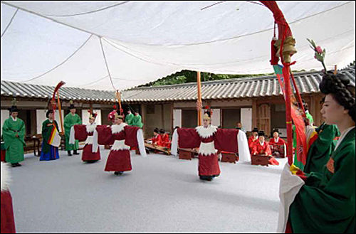 춘앵전 공연 모습