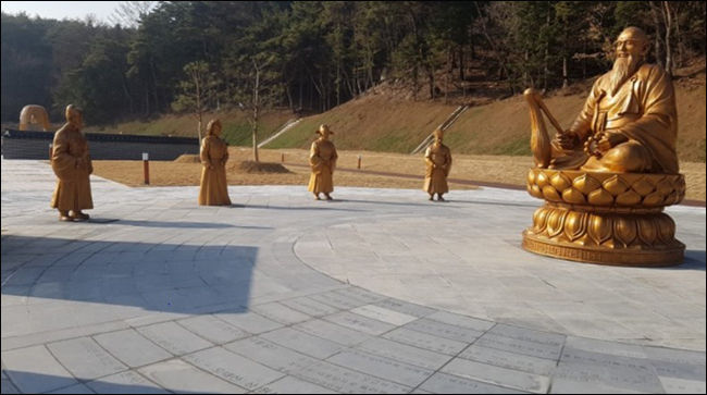 보은군 "훈민정음 마당"에는 신미대사의 죄상을 크게 만들고 세종대왕은 작게 설치해 말썽이 일고 있다.
