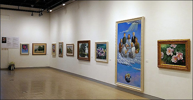 전시장 모습. 이번 전시의 대표작 ‘세계 평화의 염원(세계 평화를 위한 선각자들의 천상회의’(112×200㎝, 2019) 앞에서 두번째 작품
